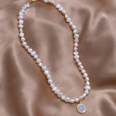 Collier de perles avec pierre de lune en or