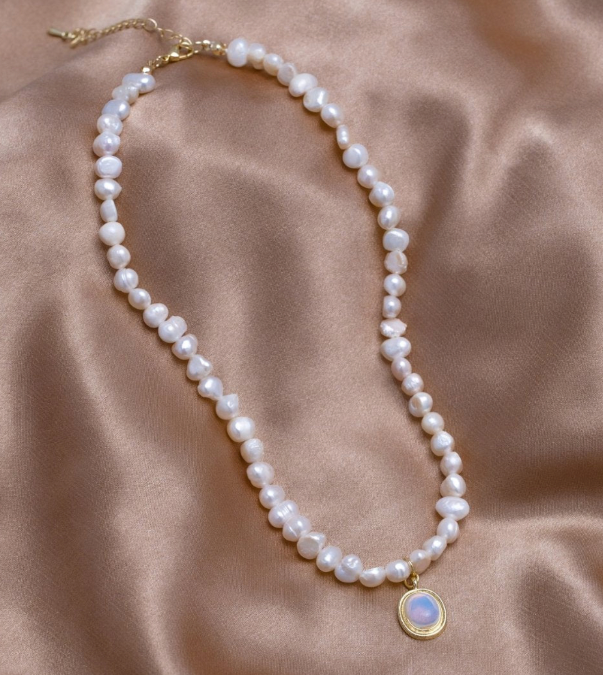 Collier de perles avec pierre de lune en or