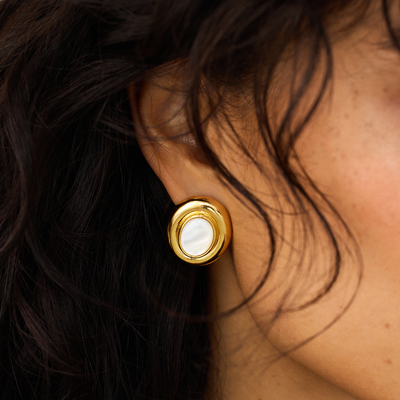 Ameliyana | Boucles d'Oreilles Bouton en Or 18k