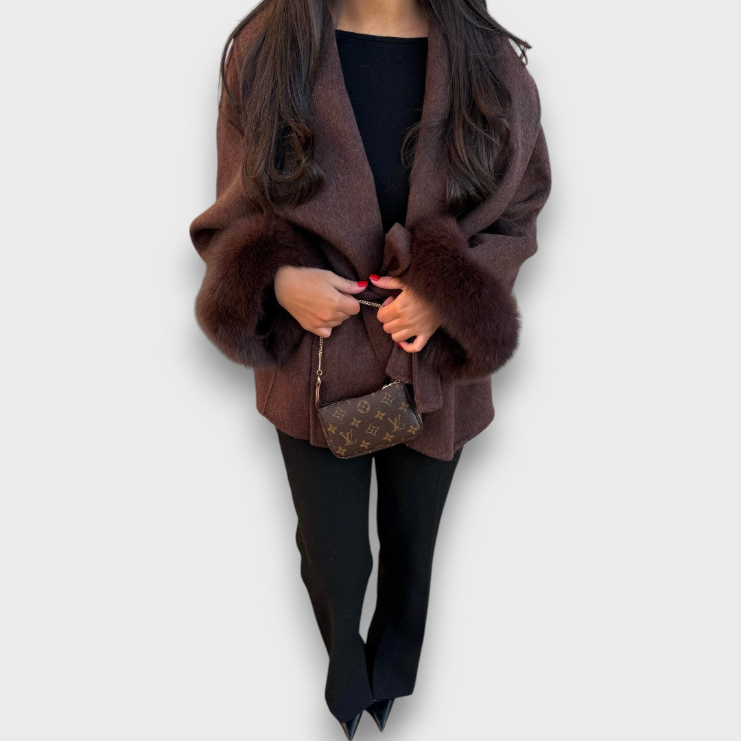 Vienelle – Manteau enveloppant avec poignets en fourrure marron foncé