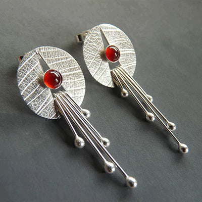 Pevena – Boucles d'oreilles pendantes avec accent rouge