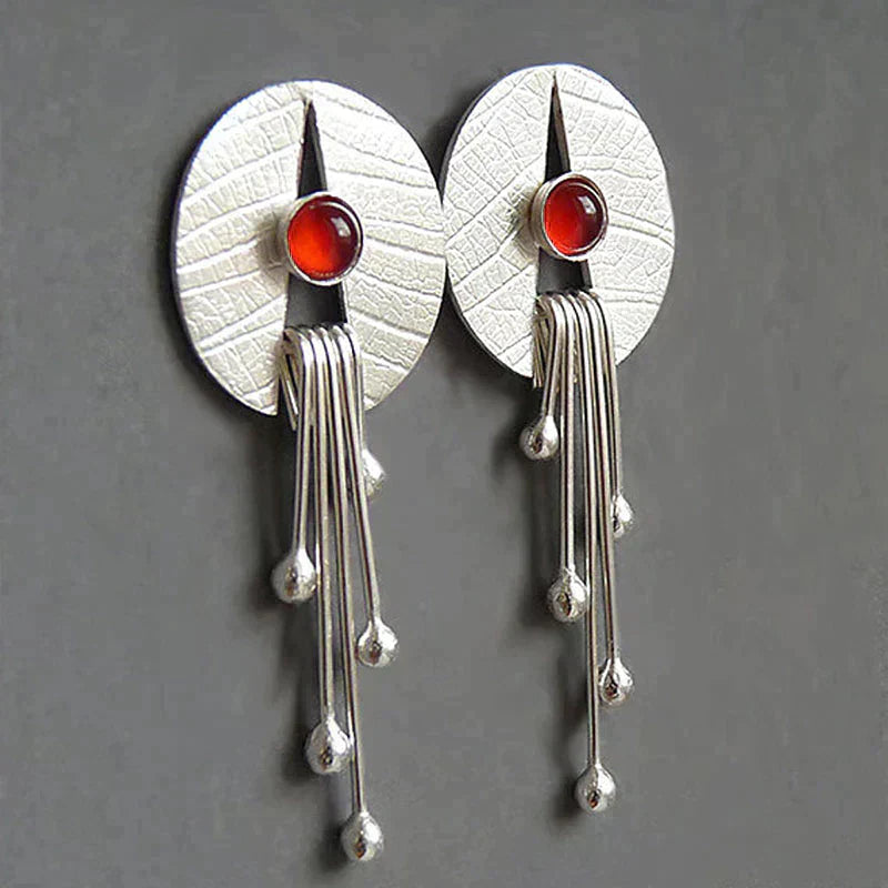 Pevena – Boucles d'oreilles pendantes avec accent rouge