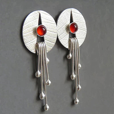 Pevena – Boucles d'oreilles pendantes avec accent rouge