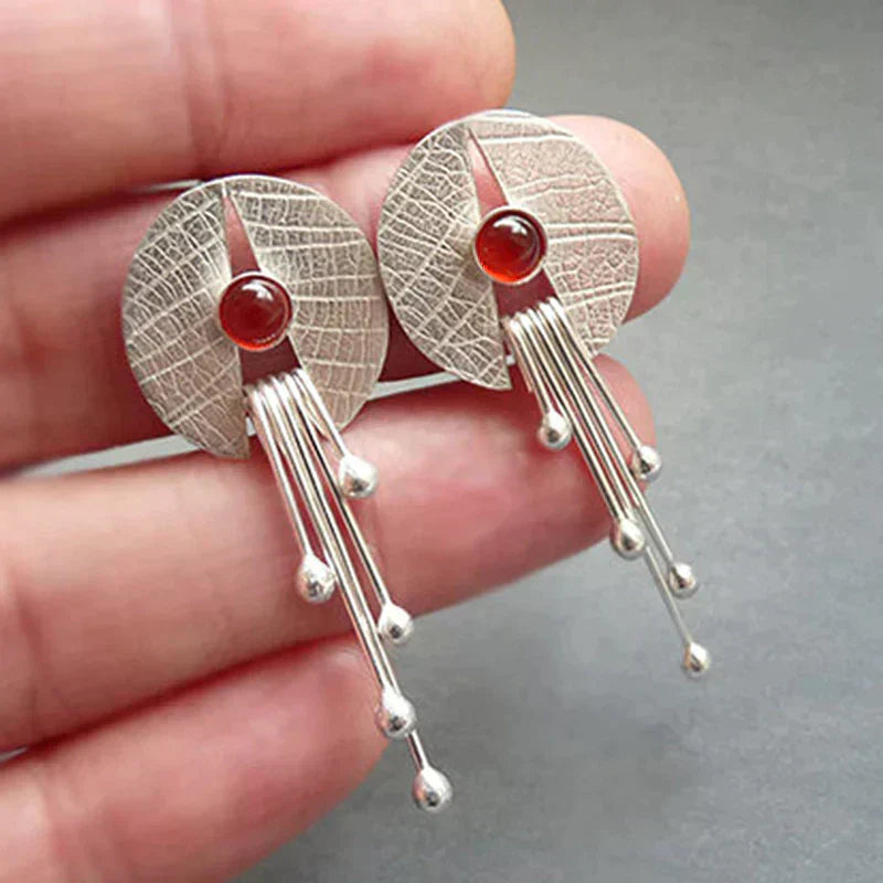Pevena – Boucles d'oreilles pendantes avec accent rouge