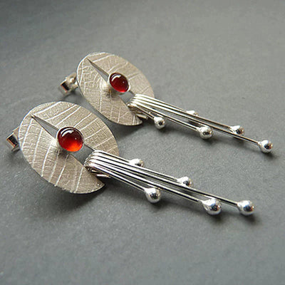 Pevena – Boucles d'oreilles pendantes avec accent rouge