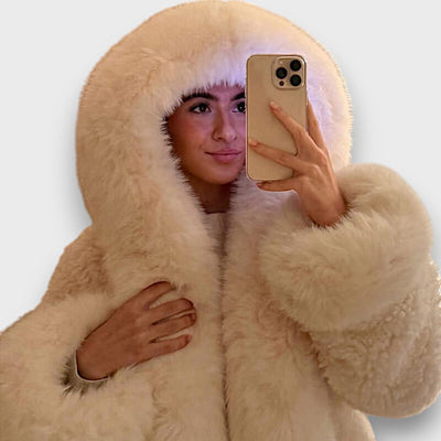 Noeline – Veste courte en fausse fourrure avec capuche