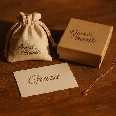 Boucles d'oreilles Paw Huggie en argent avec zircons et gemme en forme de cœur