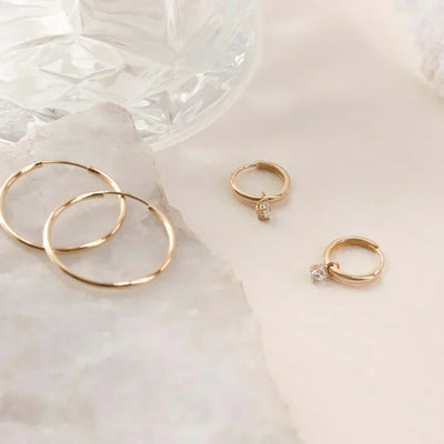 Amarissea | Boucles d'oreilles créoles en pierre Moonbeam en or 14k