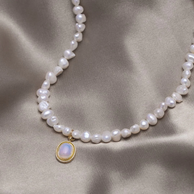 Collier de perles avec pierre de lune en or