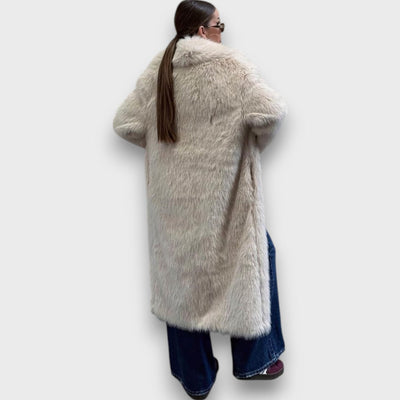 Liviane – Manteau maxi en fausse fourrure avec flair couture